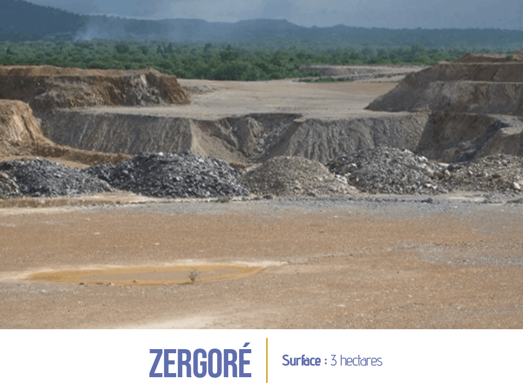 Vue des sites d'extraction à Zergoré, couvrant une surface de 3 hectares. L'image montre les résidus miniers et les débris, soulignant l'impact de l'exploitation sur le paysage.