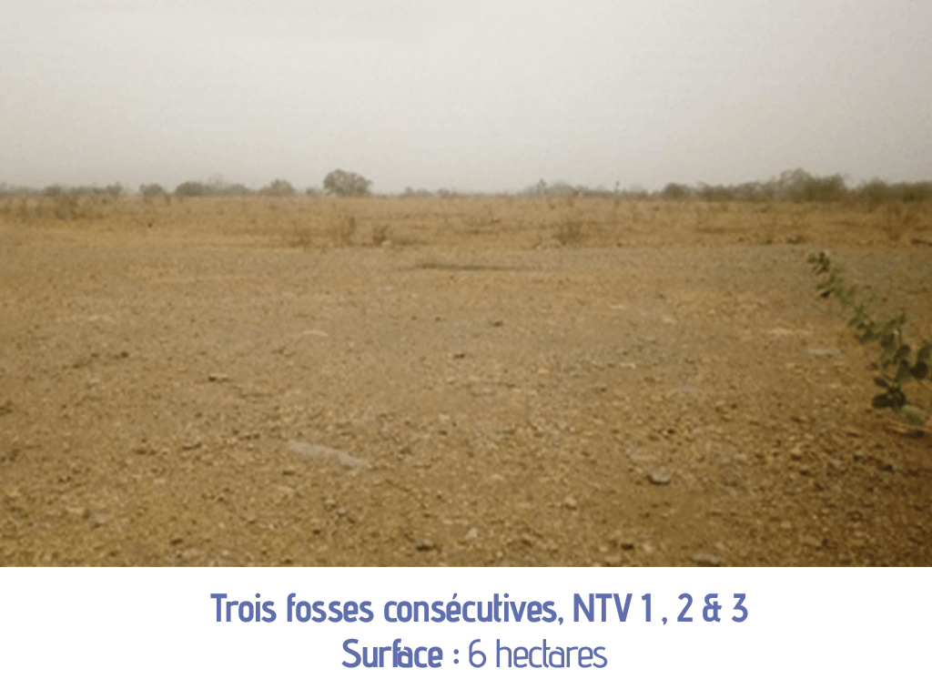 Vue panoramique de trois fosses consécutives (NTV 1, 2 et 3) sur une surface de 6 hectares. Ce paysage aride met en évidence la nature des terrains exploitables.