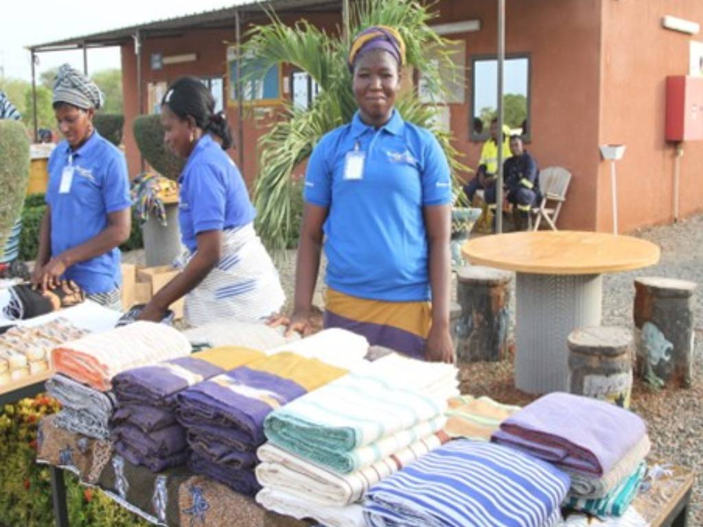 Rue marchandes des femmes de la communauté dans la mine de yaramoko